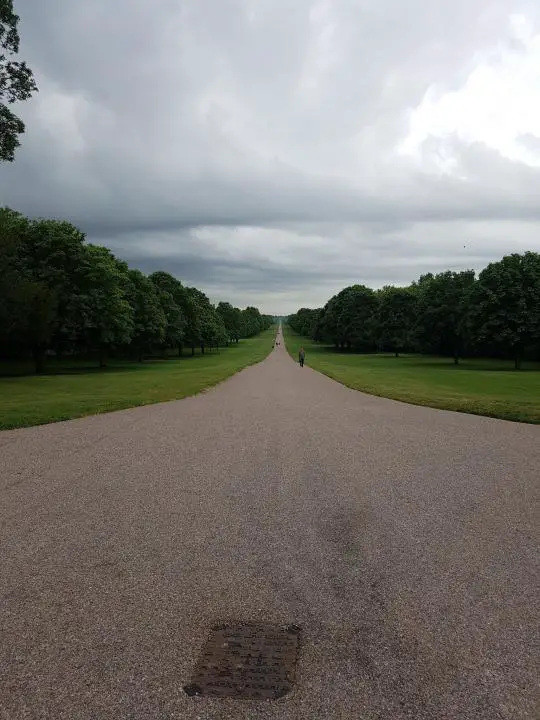 The Long Walk, die breite Straße führt durch den Park von Windsor