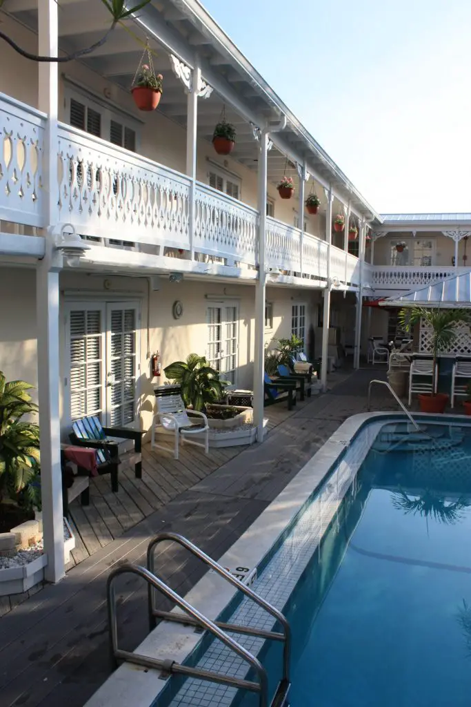 Schöner Pool im Innenhof des Hotels The Palms in Key West, Florida