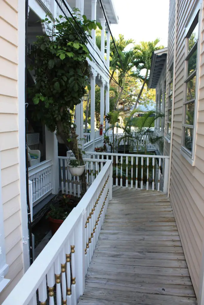 Verwinkelte Stege verbinden die einzelnen Häuser des Hotels The Palms, Key West, Florida