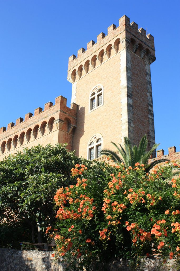 Burg am Eingang von Bolgheri in der Toskana