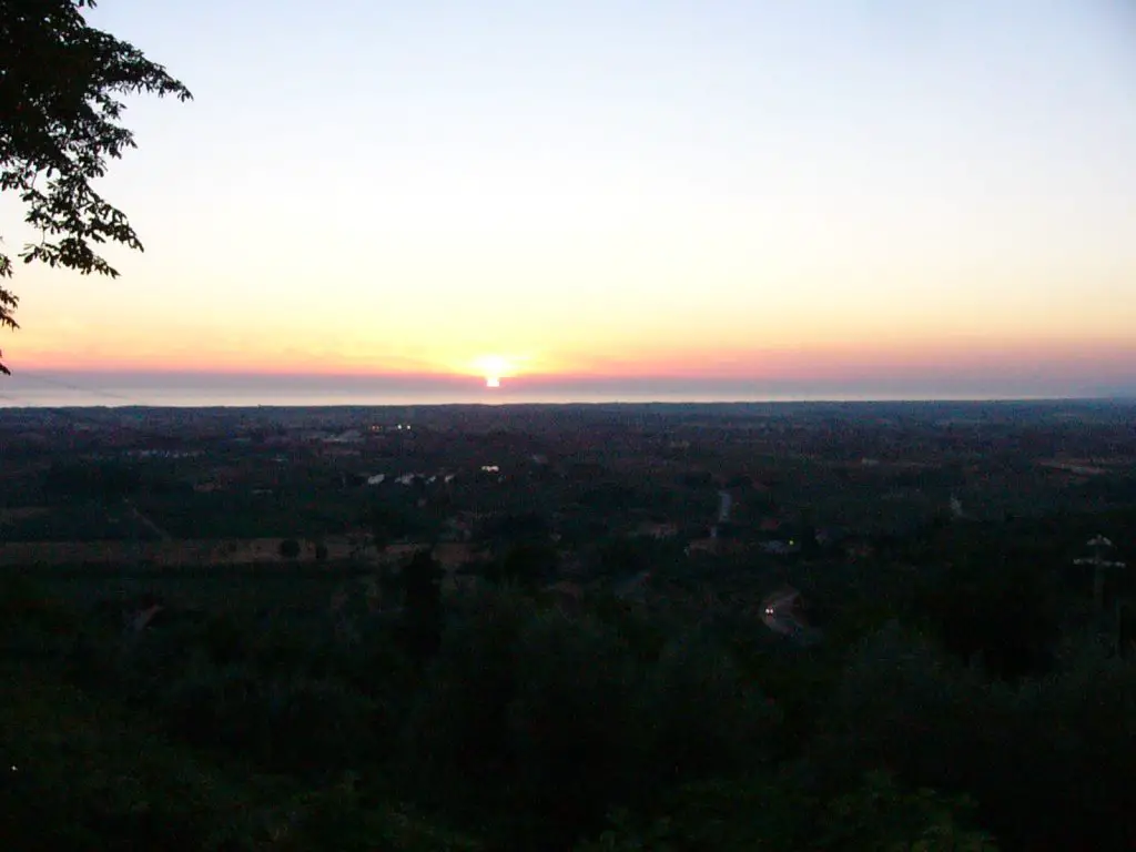 Sonnenuntergang über dem Meer der Toskana nahe Carducci