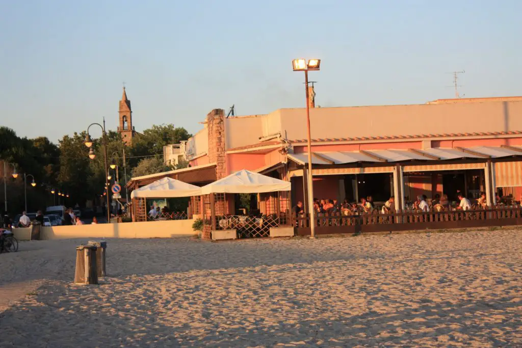 Bar mit Aussicht auf den Hafen von Vada