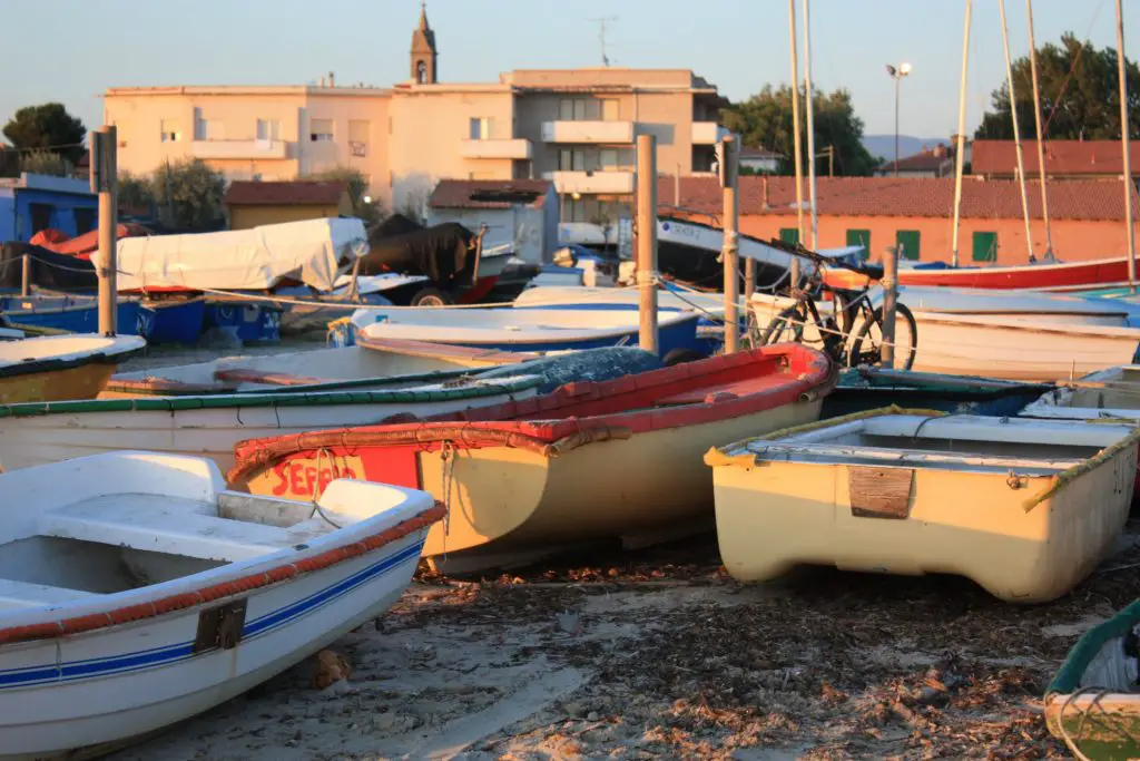 Bunte Boote am Strand von Vada