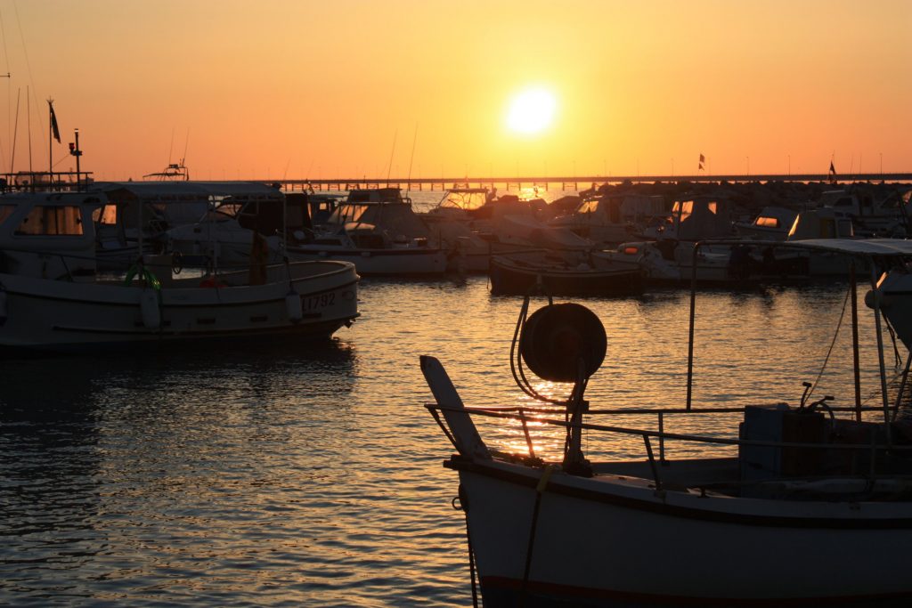 Sonnenuntergang am Hafen von Vada