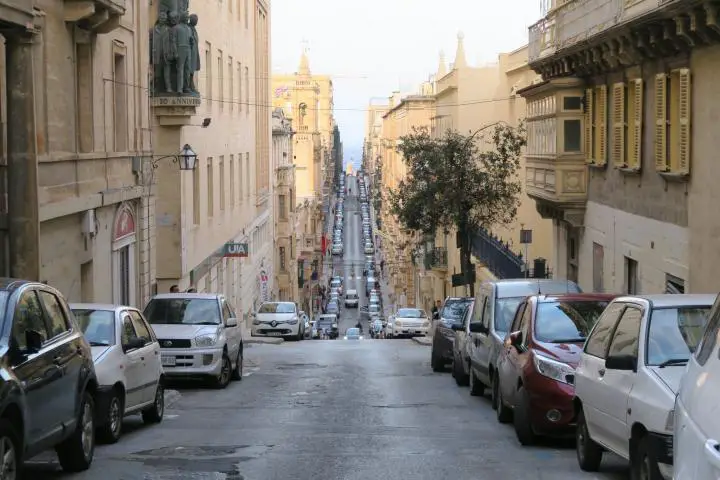 Typische Straße in Valletta, Malta