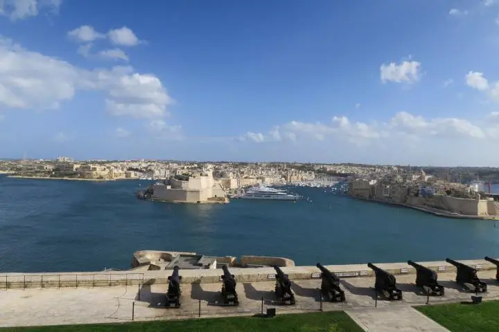 Salutkanonen am Hafen von Valletta