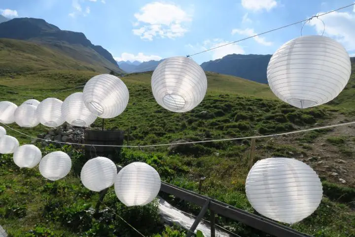 Wie das hier wohl abends aussieht? Lampions auf der Alm