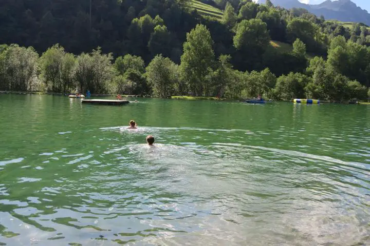 Willkommene Erfrischung: ein Bad im Lai Barnagn, Graubünden mit Kindern