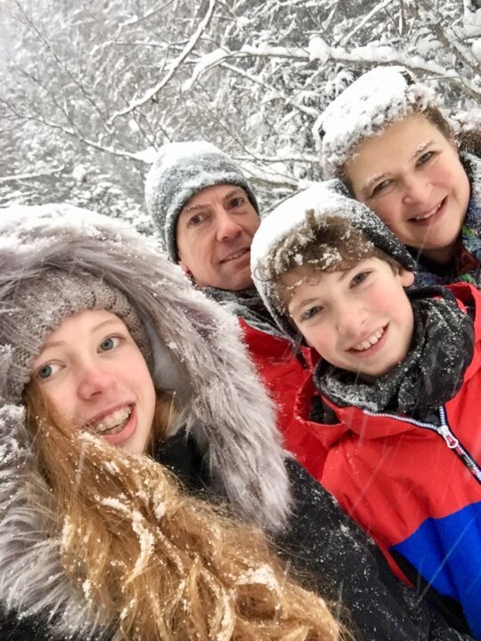 Familienfoto im Schnee