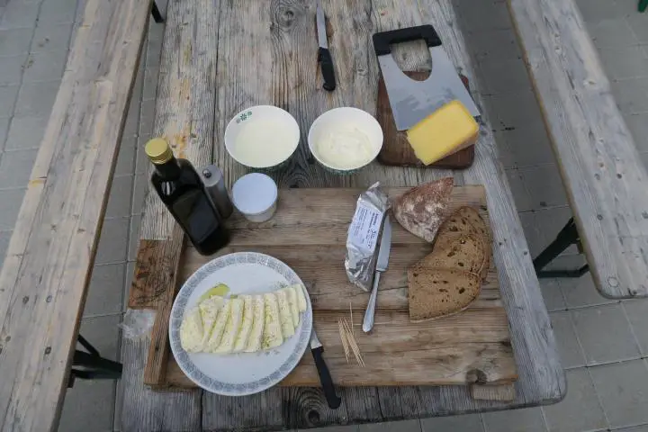 Wir dürfen frischen Käse, Joghurt und Buttermilch kosten