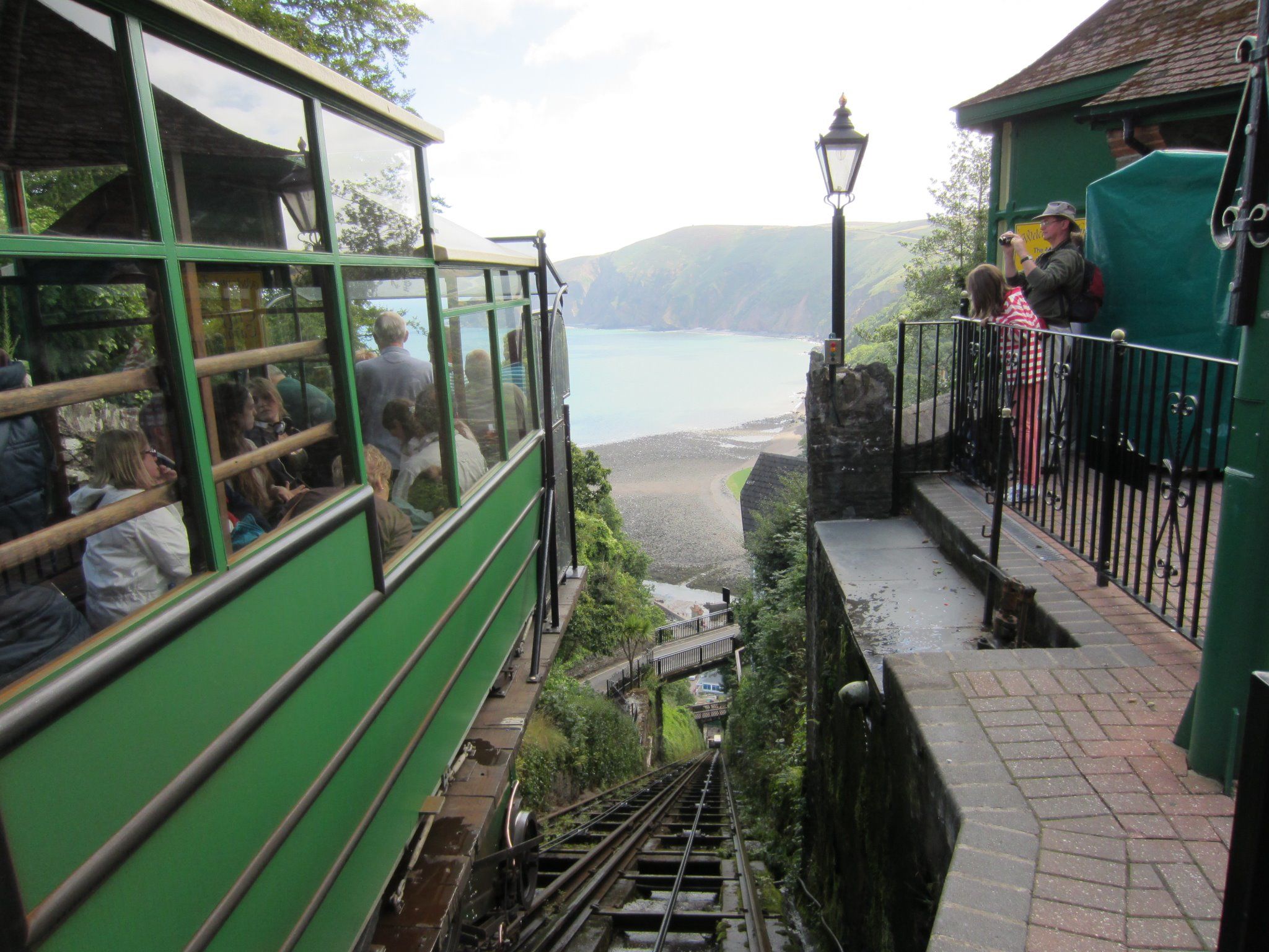 eine Zahnradbahn aus Holz führt von Lynton nach Lynmouth