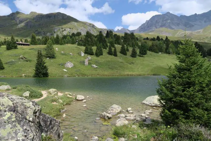 Zauberhaft: der See auf dem Hochplateau der Alp Flix
